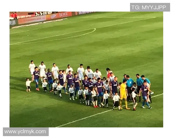 足球球星携手共创辉煌:跨界合作与球场上的精彩故事 足球球星携手共创辉煌:跨界合作与球场上的精彩故事